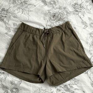 Lululemon On The Fly Short 2.5” Size 10